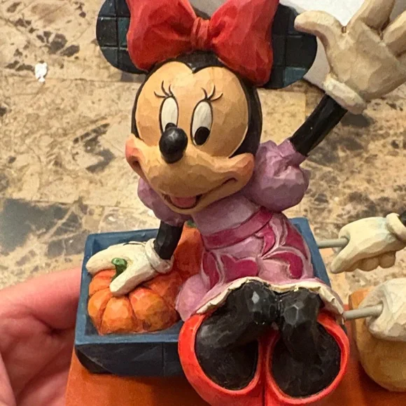 Jim Shore, Mickey and Minnie , picking pumpkins together - Picture 2 of 8
